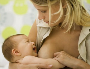 Как научить ребенка сосать грудь